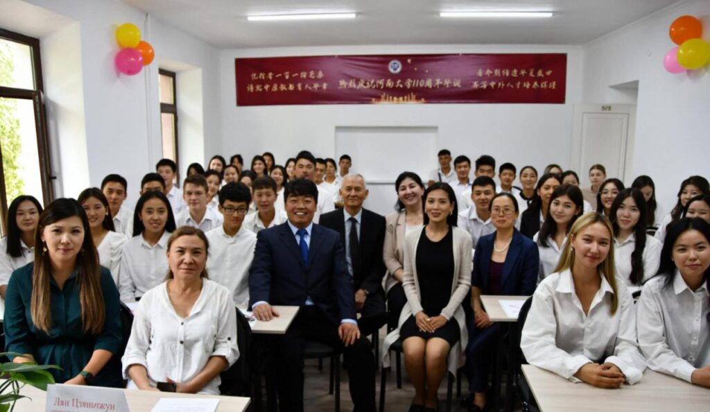 丝绸之路学院院长苏白教授、执行院长梁建忠及部分教师与学生举行活动