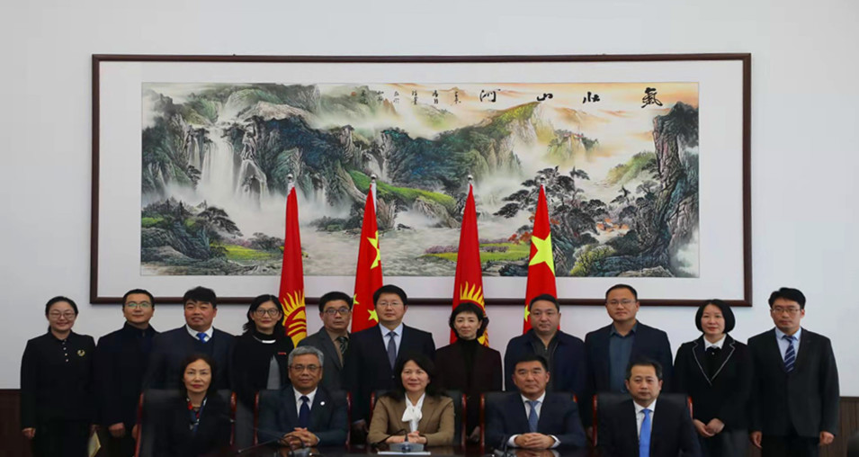 2021年，时任河南省副省长霍金花、河南大学党委书记卢克平、河南大学副校长谭贞出席丝绸之路学院成立典礼暨揭牌仪式举行
